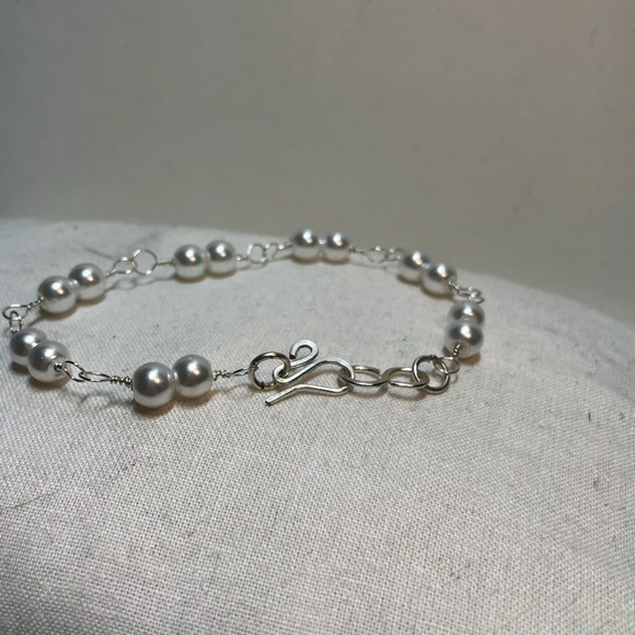 Elegant Silver Pearl Bracelet - Picture 4 of 5